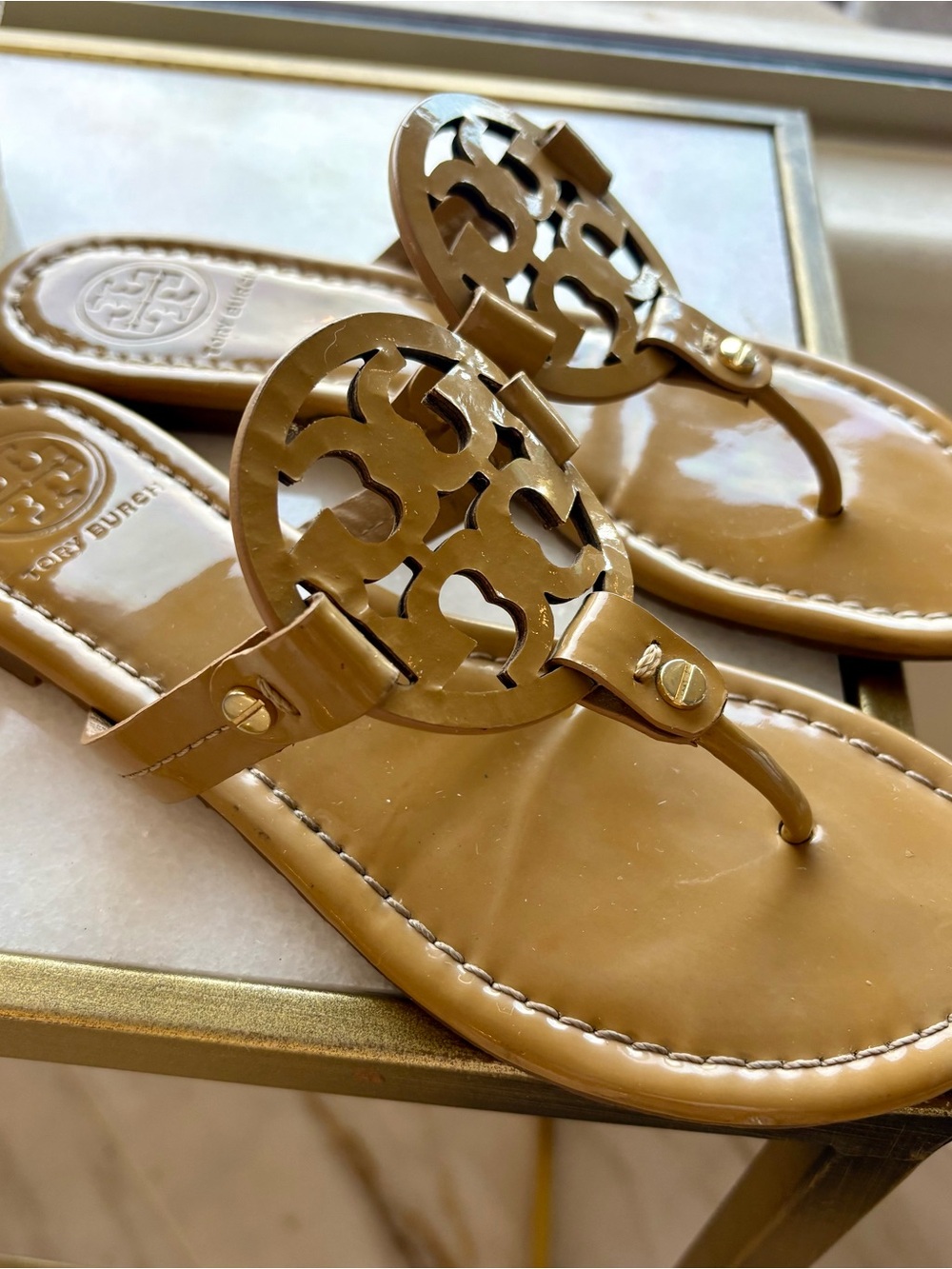 NICE Tory Burch Miller Patent Logo Thong Sandals in Tan Sand Beige 6.5 - Picture 2 of 8